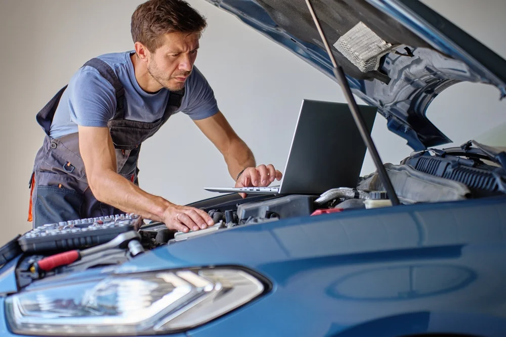 Automechaniker mit Laptop 
